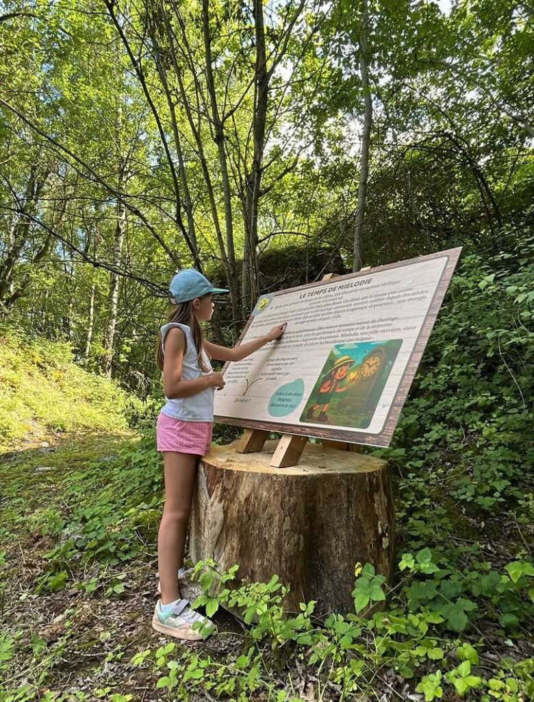 Enfant découvrant une énigme sur le parcours ludique en forêt du Bois d’Annie