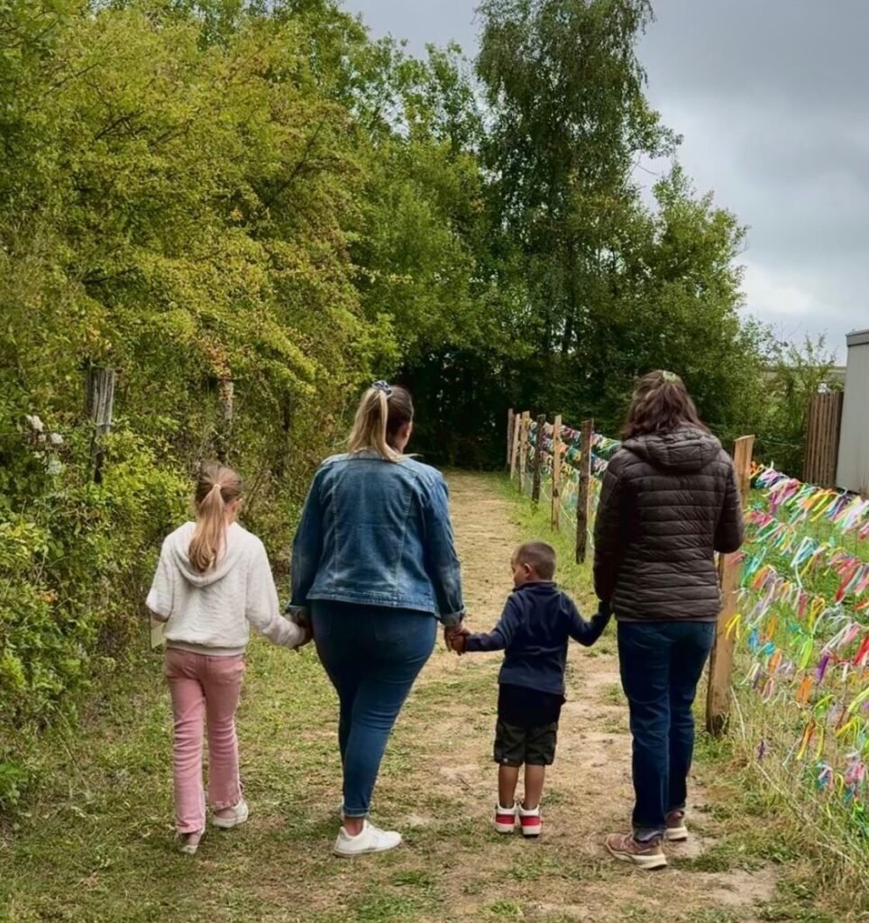 Famille dans le bois, parcours ludique à Gougnies en Wallonie